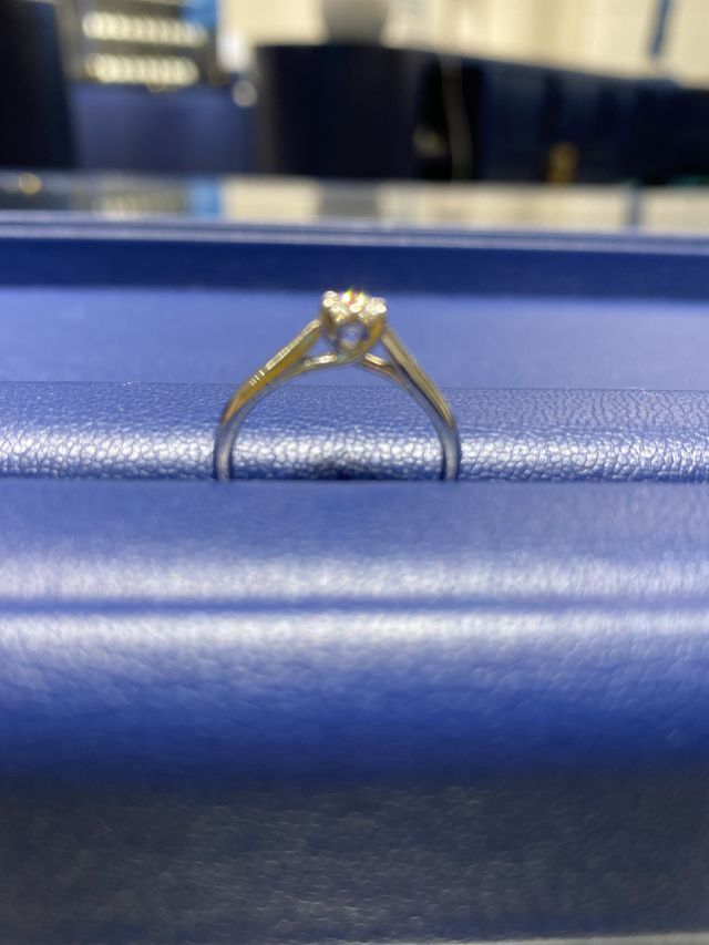 婚約指輪で購入しました。
