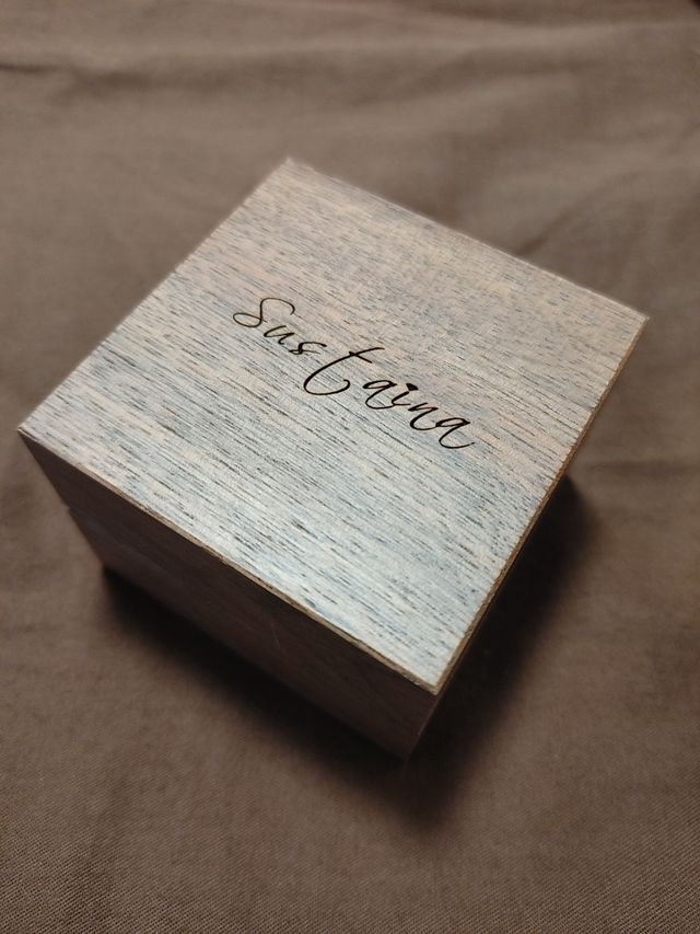 オシャレで落ち着いたデザインの指輪ケースに入れてもらいます。