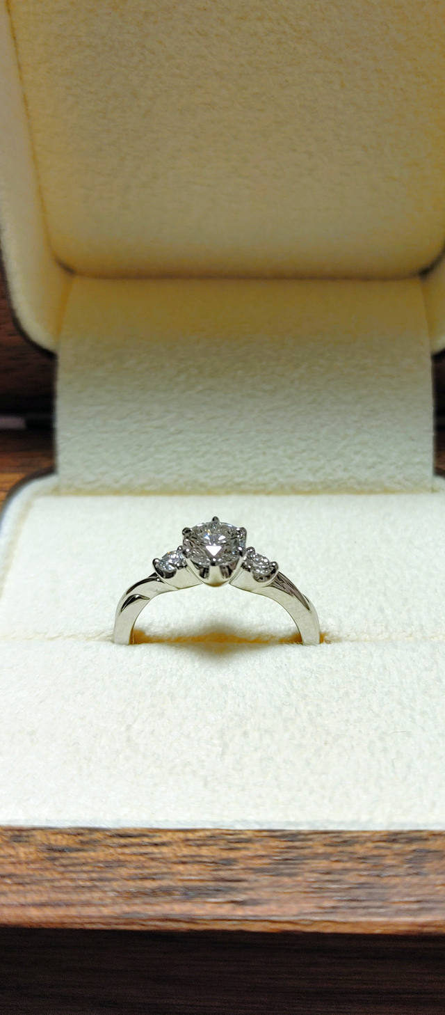 わきのサイドストーンがメインのルースを引き立ててくれます。