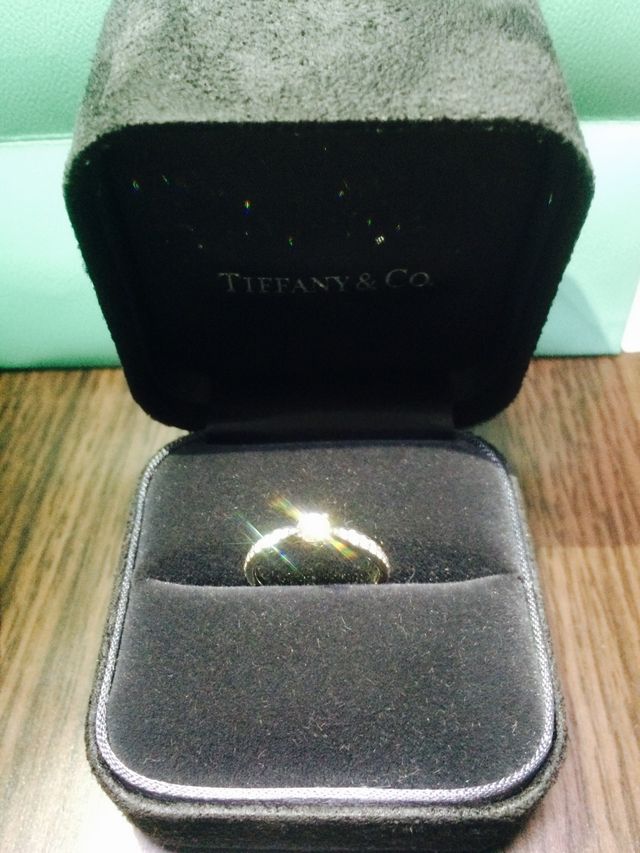 真ん中に大きなダイヤ、その両恥に小さなダイヤが付いています。