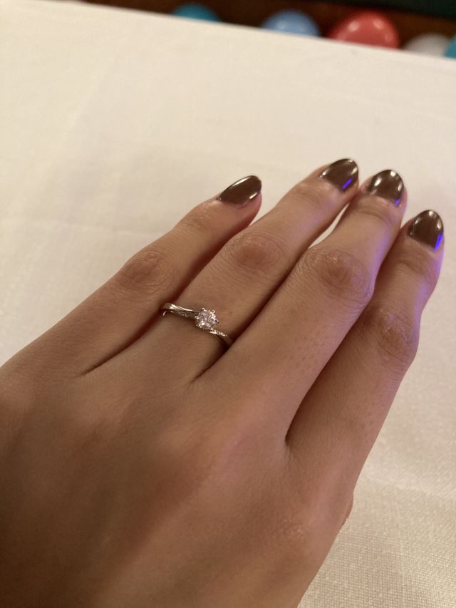 フラネリーという婚約指輪をはめました！
サイズは8号です！