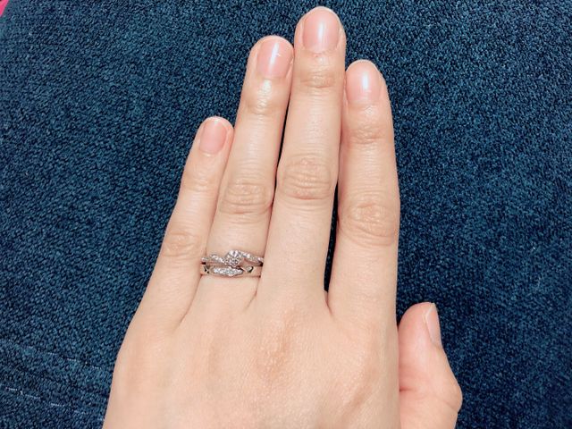 結婚指輪と重ね付けした写真