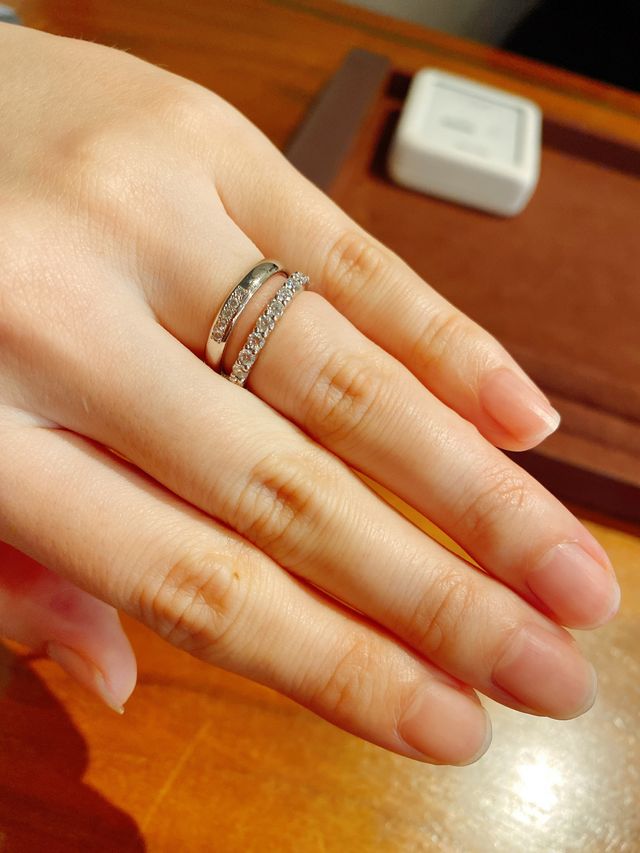 太めのでダイヤモンドがいくつかついているのはこれだけでした。