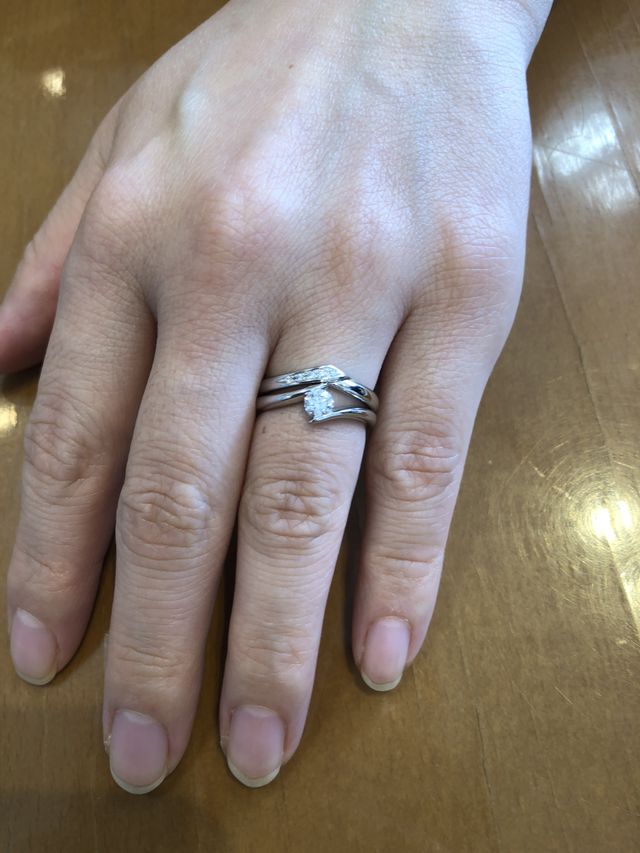 婚約指輪と重ねて付けてもいい感じです。