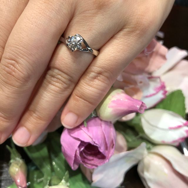 ダイヤが眩しくて見とれてしまう指輪でした。