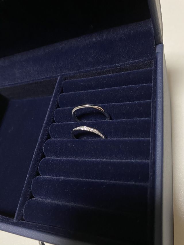 側面にもダイヤのラインが回っており、非常に綺麗です。