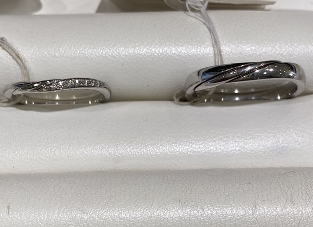 少しU字の形をした指輪です。表の半分にダイヤが入っています。