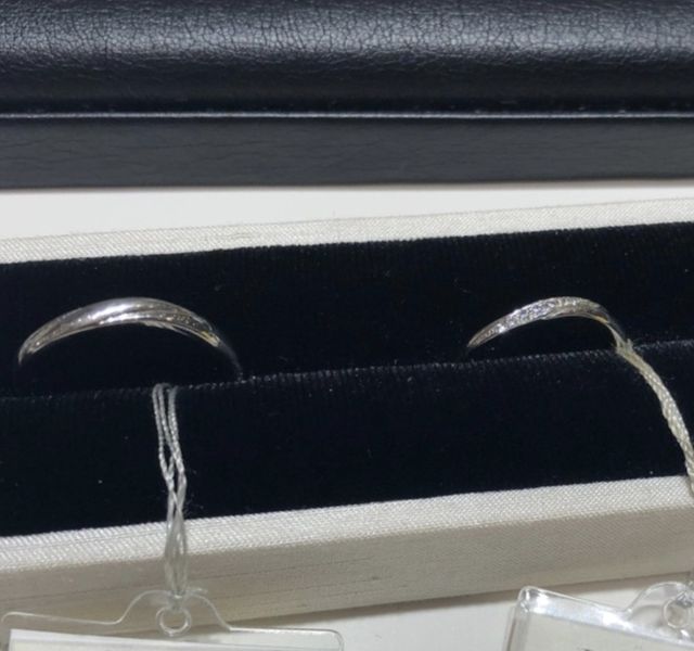 フラットな形の指輪です。表に斜めにダイヤが入っています。