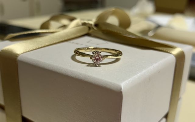 シャトンに2人のイニシャルが入っている4本爪のリングです。