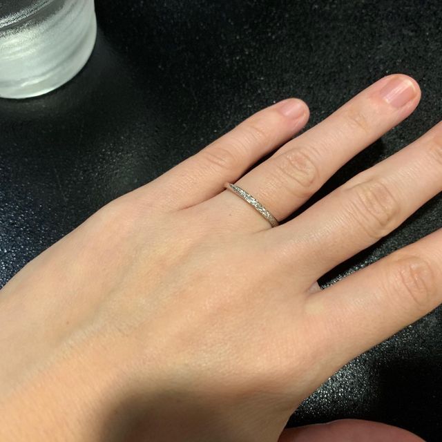 斜めのダイヤが指をほっそり見せてくれつつエタニティって感じ♪