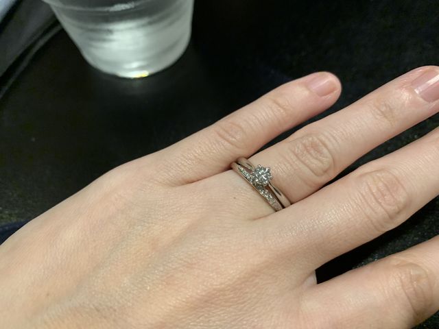 婚約指輪のホワイトリリーとキラキラ重ね付けをしました^_^