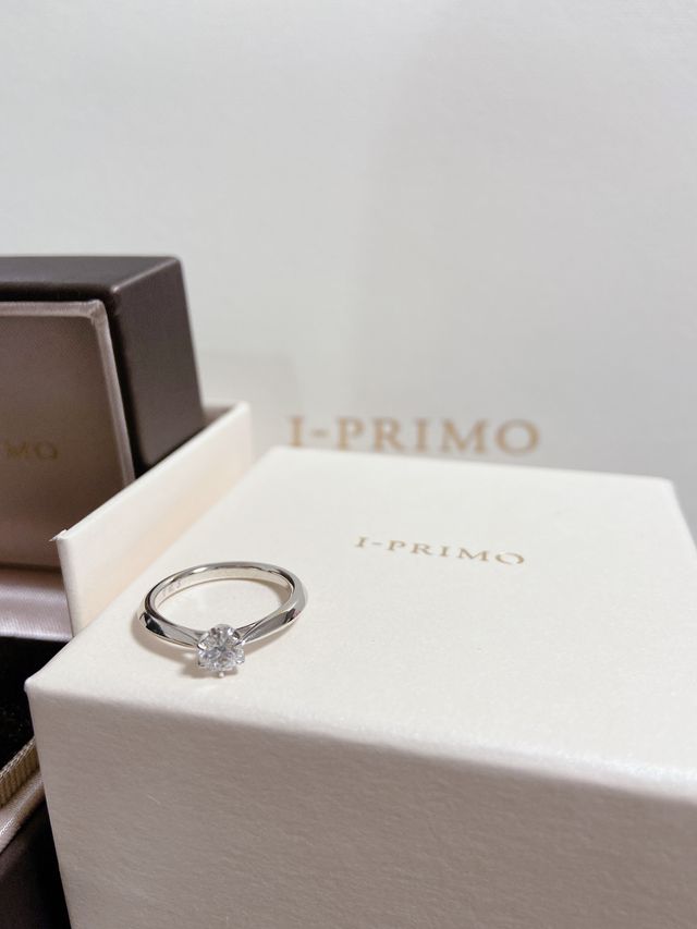 横にメレダイヤがついており、シンプルな形でとても綺麗です。
