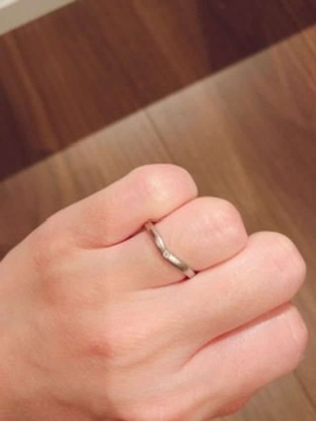 プラチナのリングに小さなダイアが３つついています。