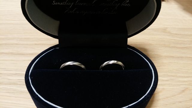 サムシングブルーの結婚指輪です