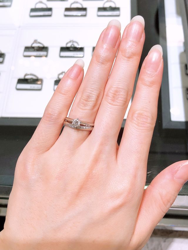重ね付けをしようと思っていたので、婚約指輪と一緒に撮影