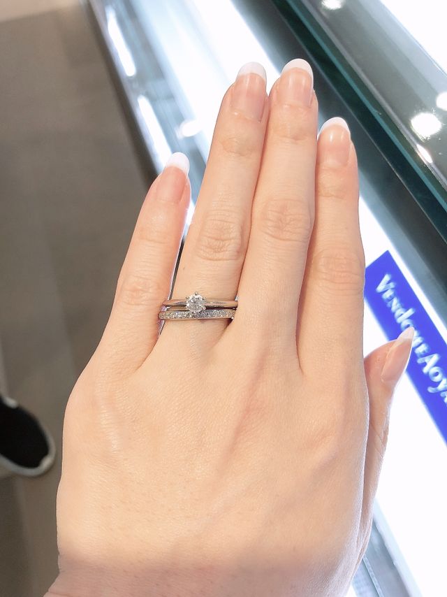 重ね付けするので婚約指輪と一緒に試着