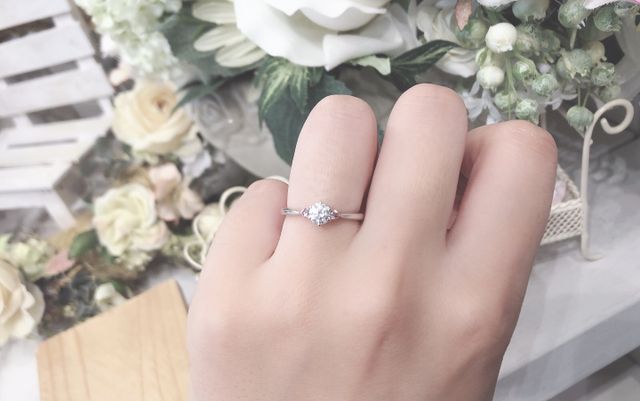 沢山ある制作サンプルの指輪試着時の写真です。