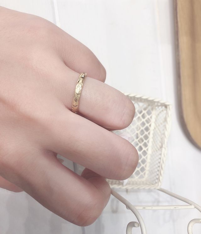 結婚指輪を悩んでいる時の写真