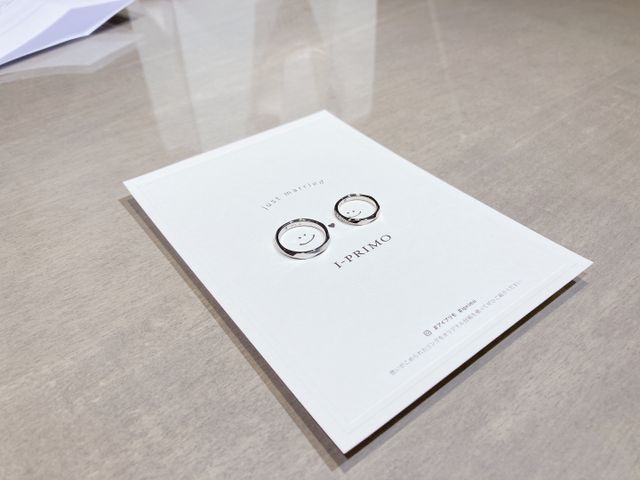 内側に刻印とピンクダイヤが入っています