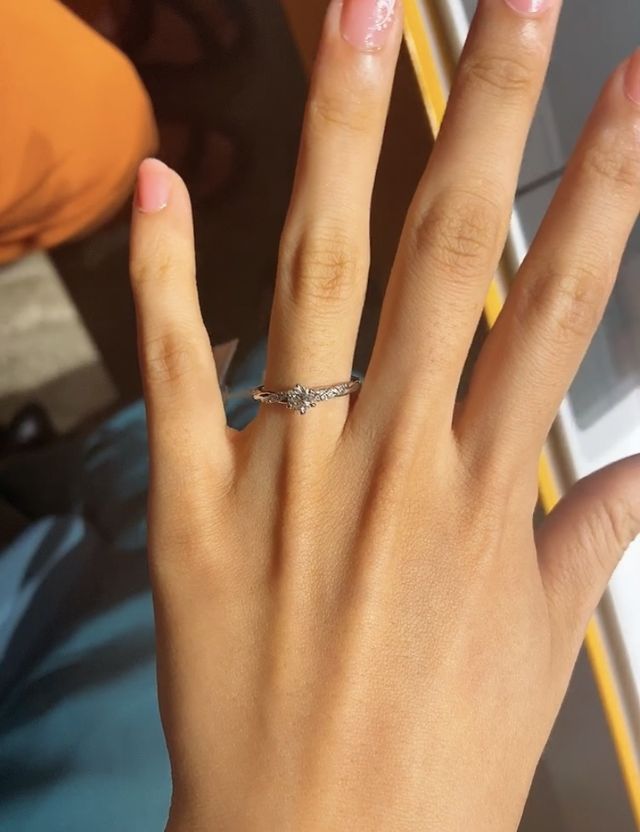 婚約指輪のメレダイヤが複数付いているものです。