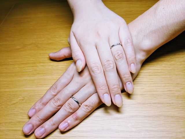 指輪を外して重ねると矢羽の文様になるデザインです。