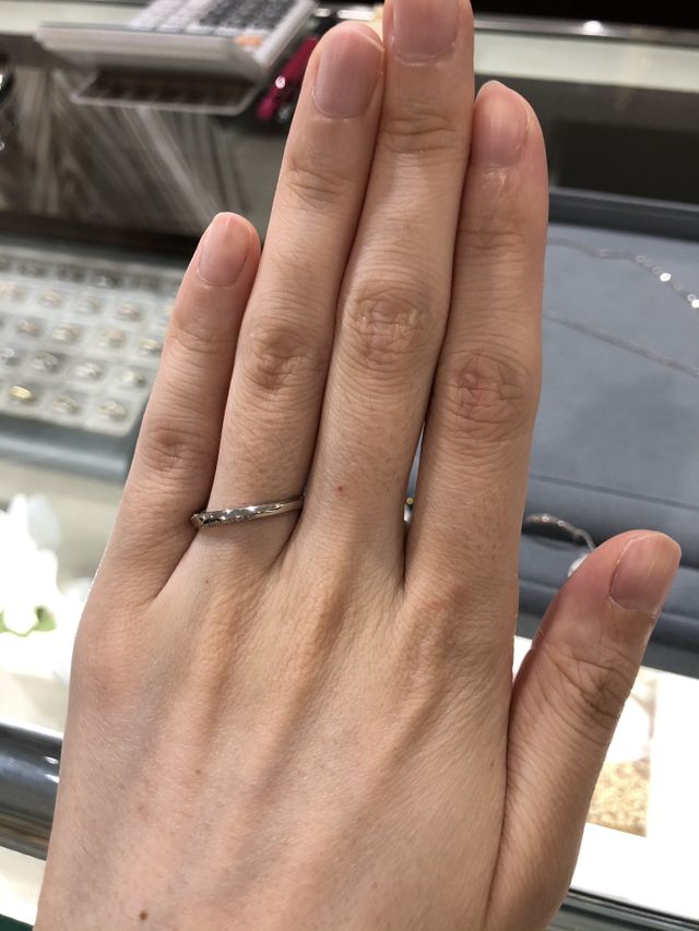指輪を試着させて頂いたときの写真です。