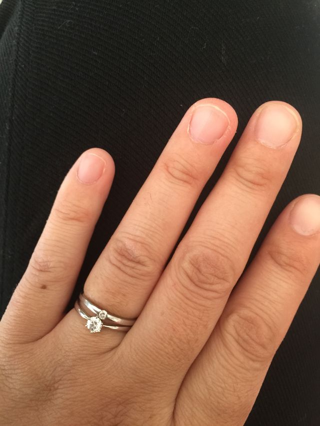 婚約指輪と重ねてつけれるように選びました。