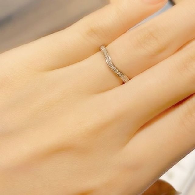カルティエのバレリーナ、結婚指輪です。ダイヤが多いタイプです