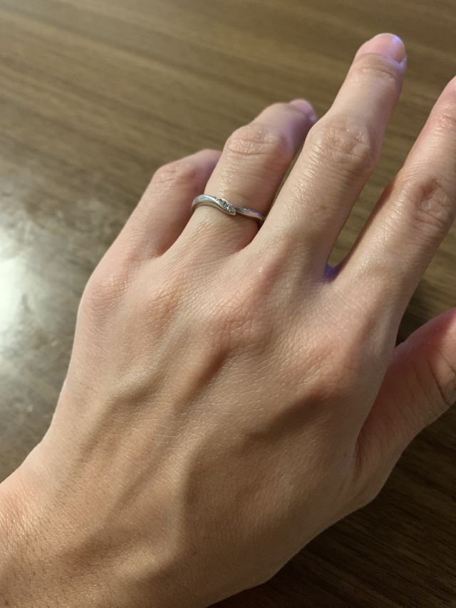 ピンクダイヤが可愛くて、形がVなので指も綺麗に見えます！