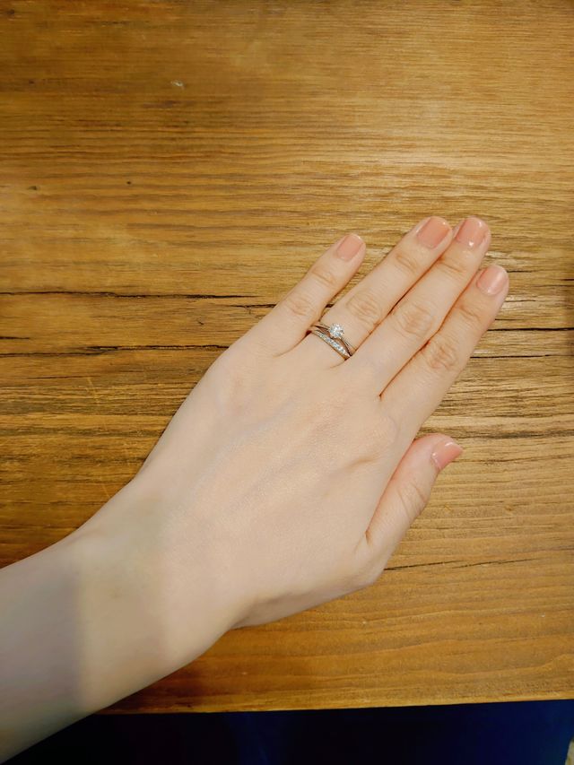 婚約指輪レヴァランスとの重ねづけも相性が良いです。