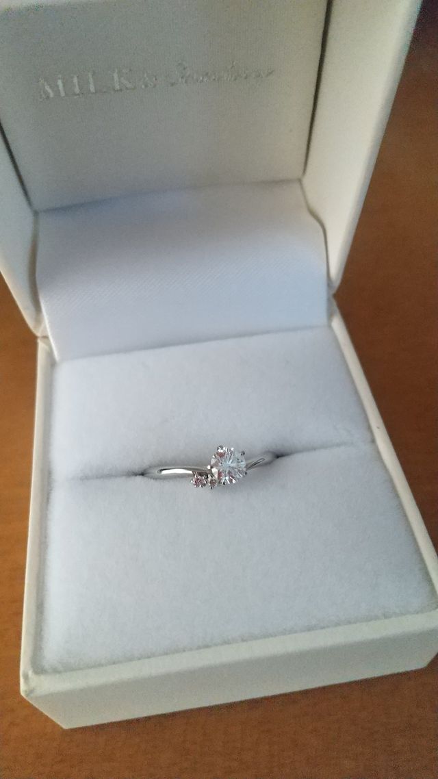 ダイヤ、ピンクダイヤ、内側に誕生石が入っています。