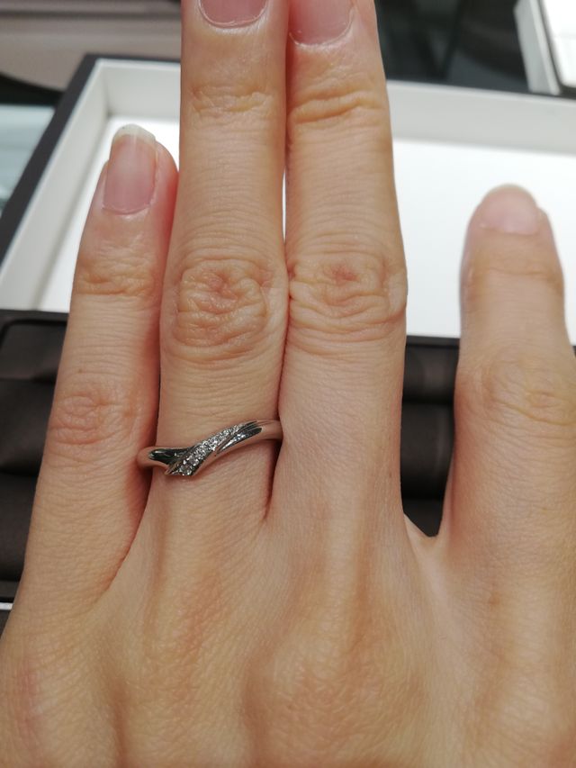 リボンのような形の可愛らしいデザインです