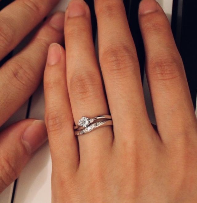 同じデザインの結婚指輪と重ね付けしています。