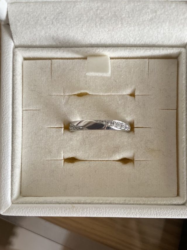 シンプルなデザインですが、ダイヤモンドが程よくあります