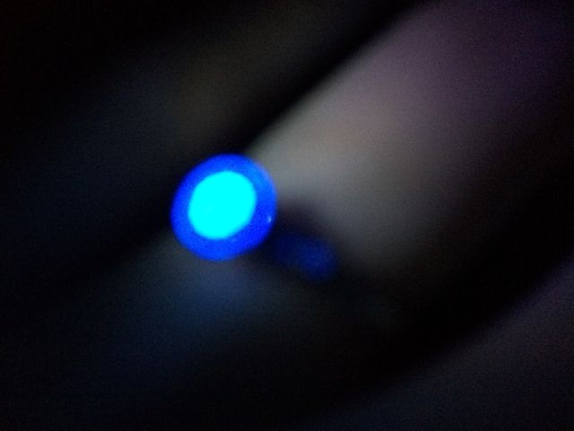 ブラックライトでダイヤが青く光るベリーストロングブルー