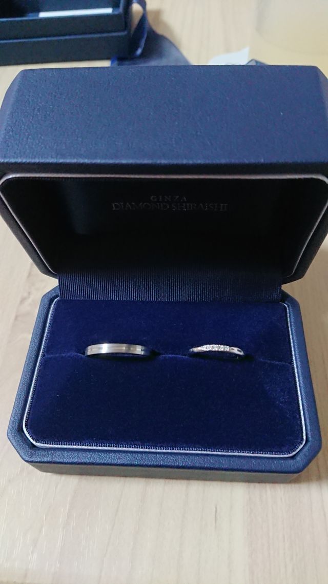 ストレートで夫は真ん中にラインを、私はダイヤをいれました。
