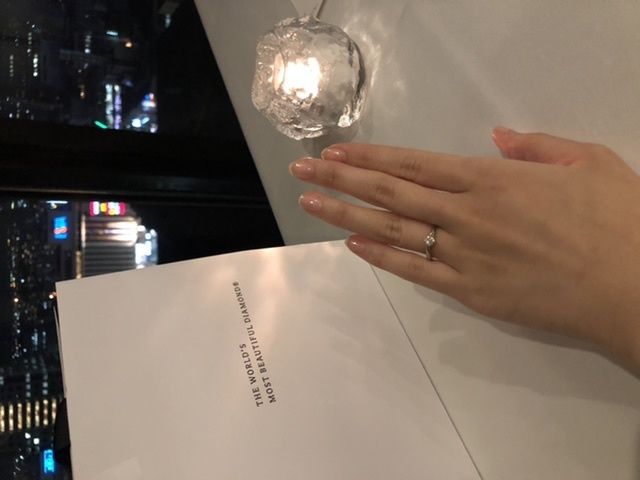 暗いところでもキラキラと虹色に輝きます。