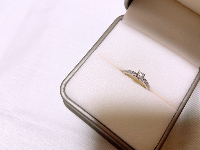 華奢な雰囲気とダイヤが目立つデザインで可愛いです。