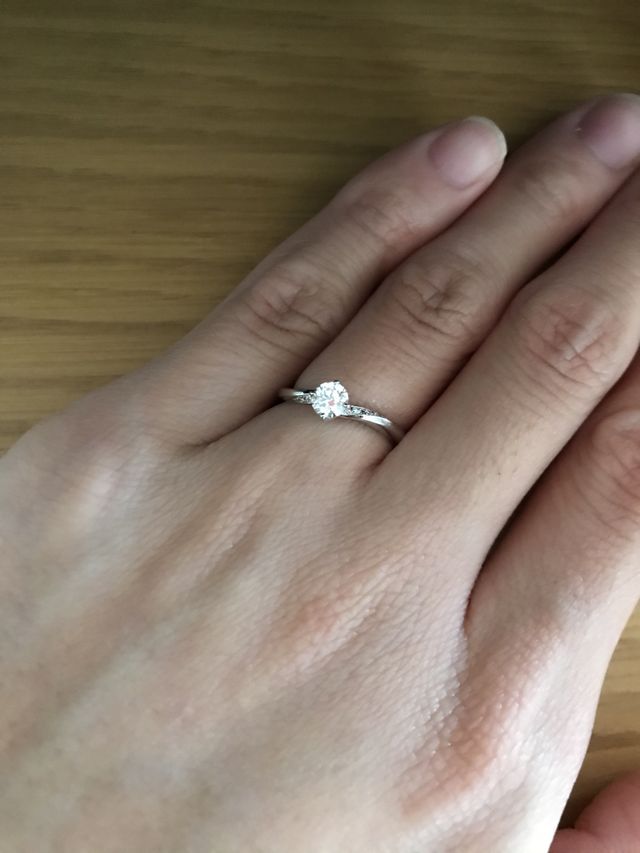 婚約指輪を着用しているときの写真です。