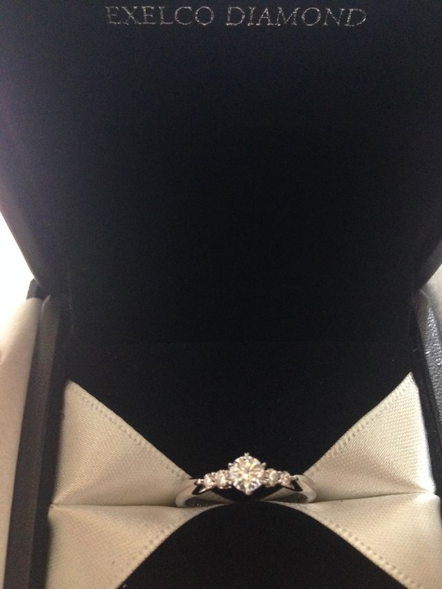 指輪を上から見たデザインやダイヤモンドの輝きがポイントです。