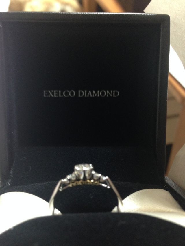 台座の下のイエローゴールドの部分がハートの形になっています。