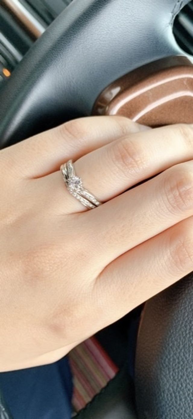 婚約指輪のカーブにぴったりの結婚指輪。