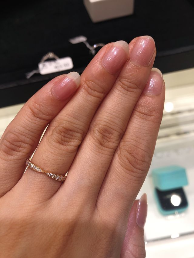 指輪の細さ、ダイヤの大きさ、埋め込み方を吟味しました