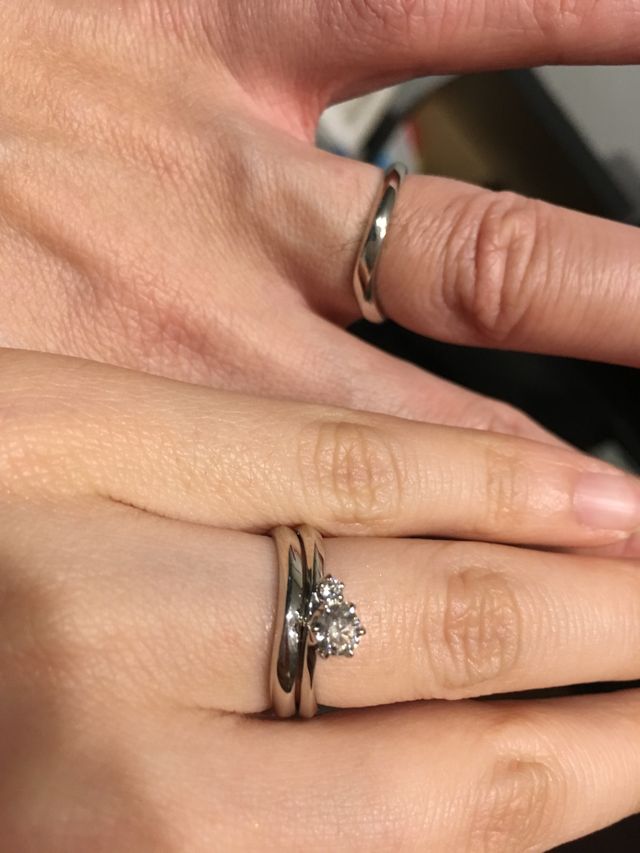 婚約指輪とセットになっています。ねじれがピタッと重なります。