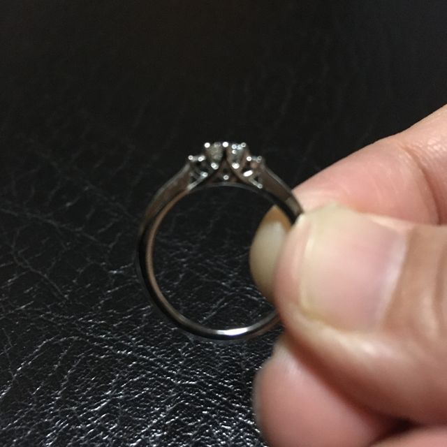 婚約指輪を横から見た写真です。