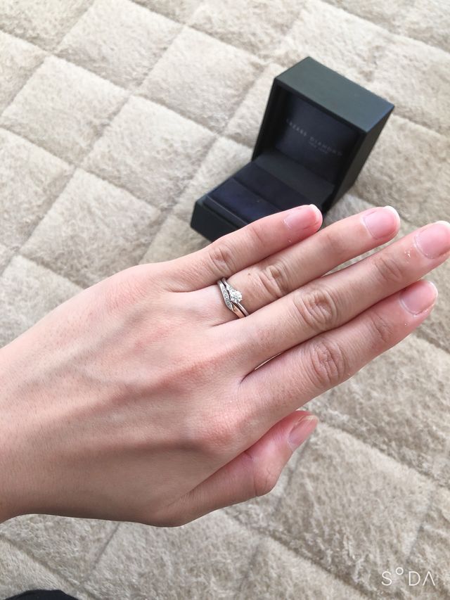 重ね付けした感じ。結婚指輪はノクールのツートン