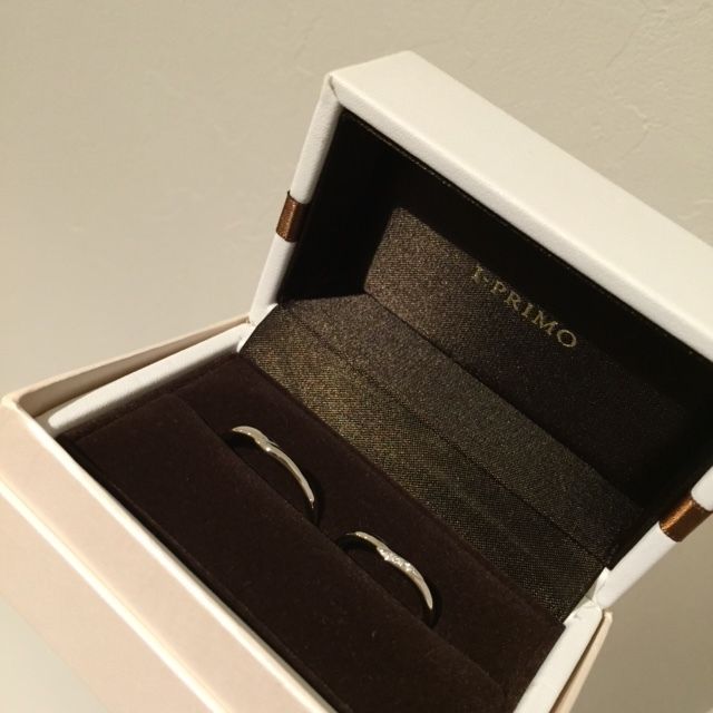 夫婦のイニシャル入りのチャームがついた箱に入っていました。