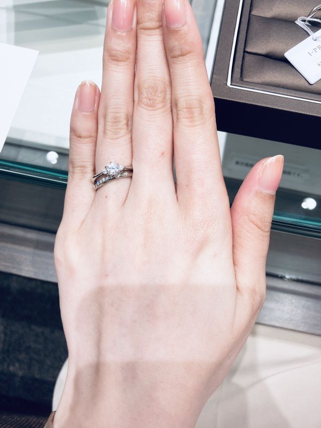 上が婚約指輪、下が結婚指輪です。