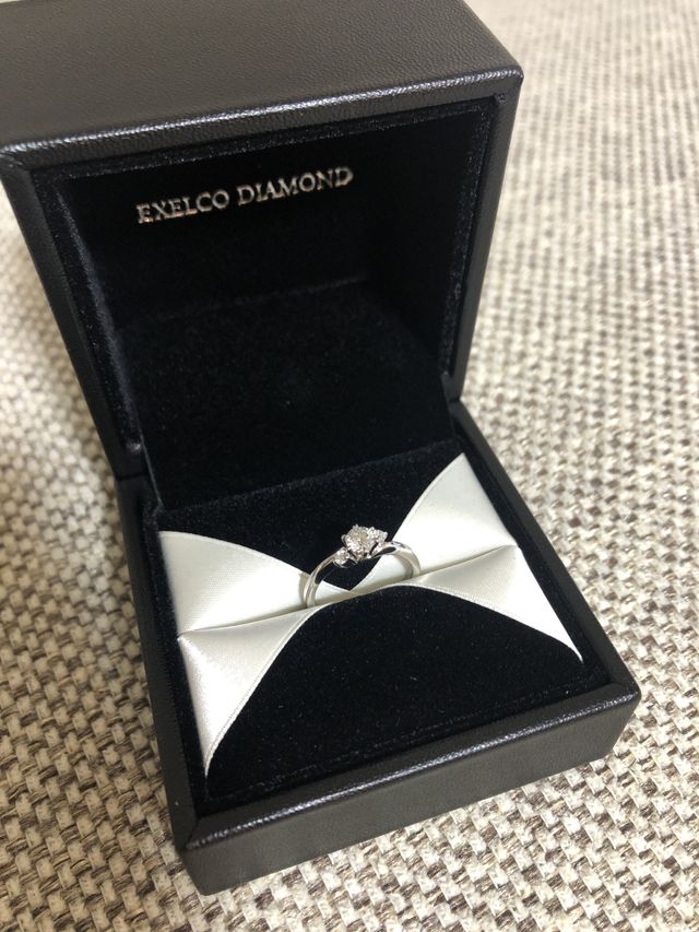 真ん中の大きなダイヤにサイドは小さいダイヤが2つです