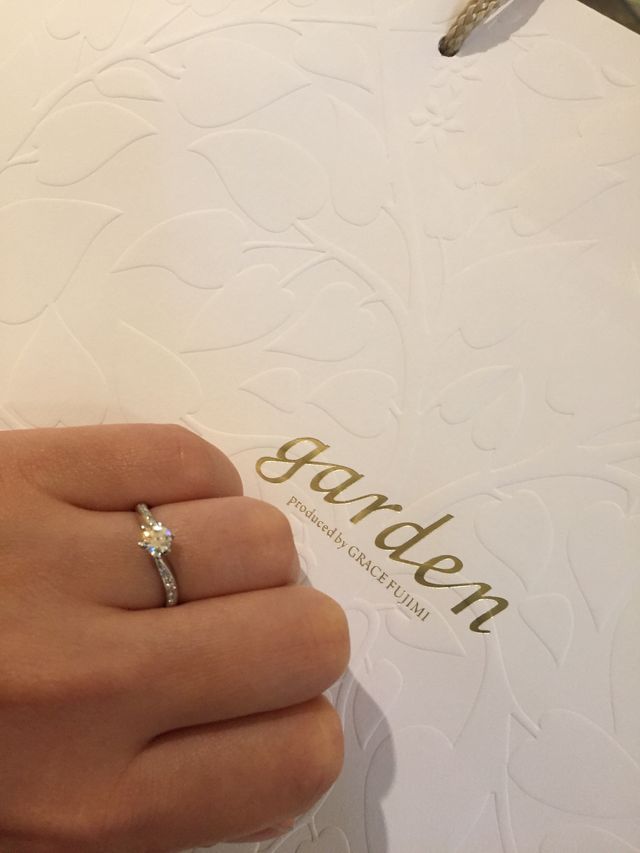 中央に大きなダイヤと両サイドにもダイヤが並んでいます。